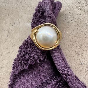 Lustrous Gold and Pearl Women's Ring